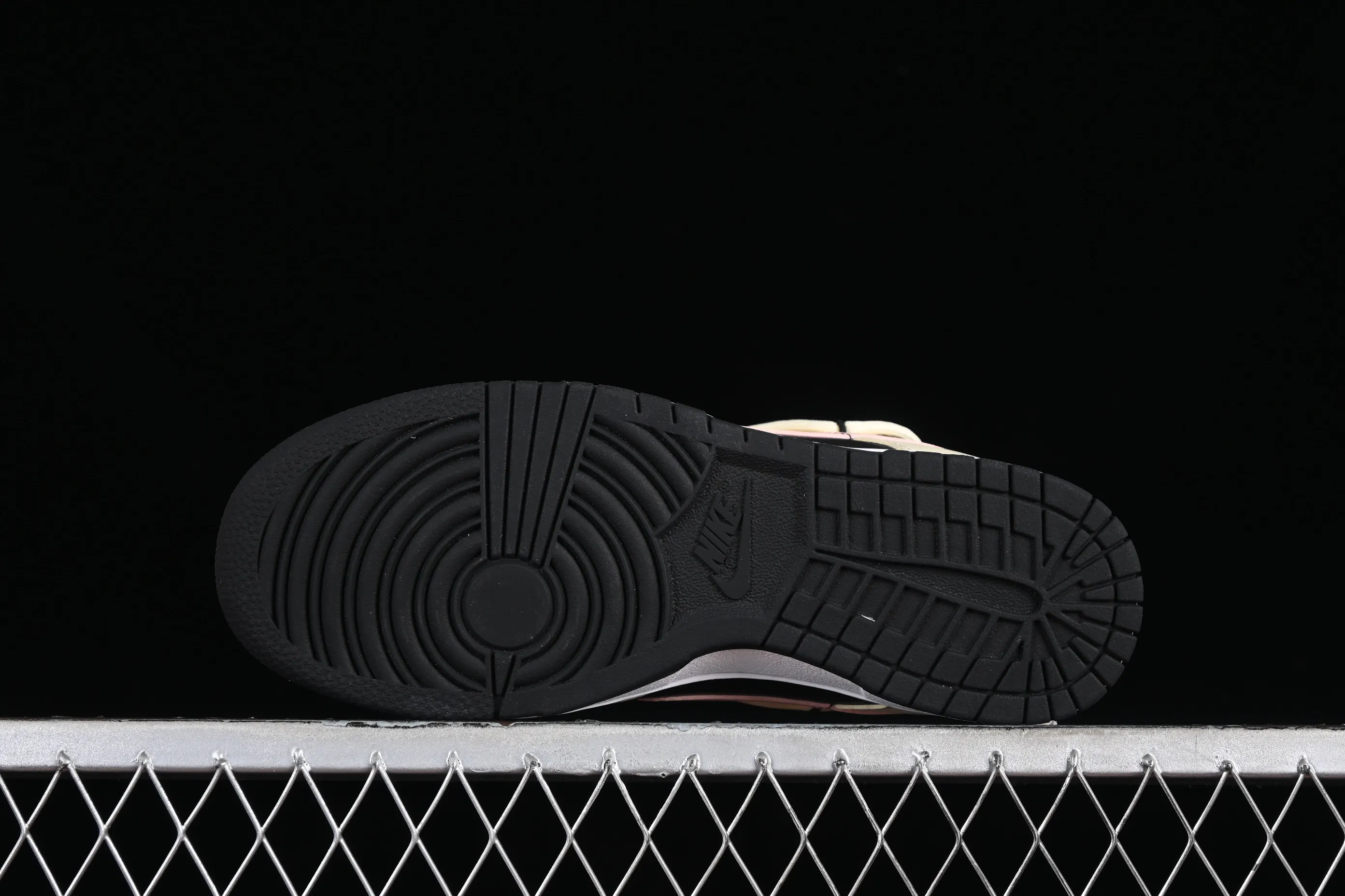 All Categories Nk SB Dunk Series Nk SB Dunk Low Low-top sneakers Nk Dunk Low Steam Puppet-Smoky Rose Black and pink simple SB strap low-top casual sneakers FD1232-001